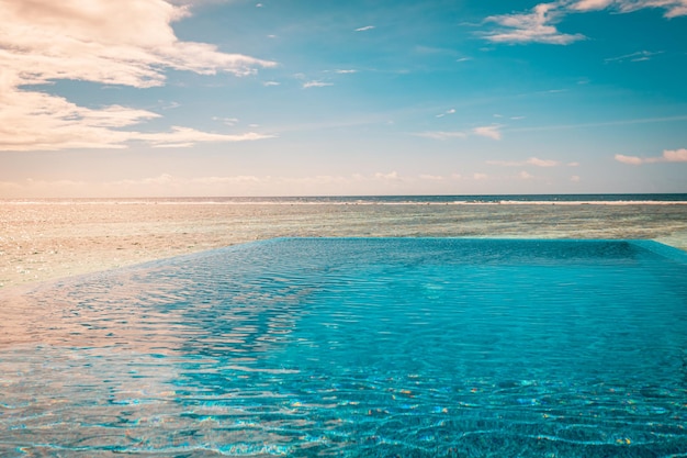 Vista al mar de la piscina infinita, horizonte en un brillante día de verano. idílico relax privado, bienestar de lujo