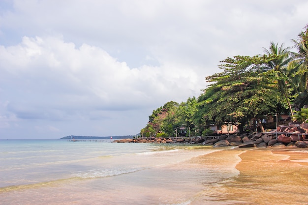 Vista al mar desde la playa de Haad Sai Daeng y tiene un puente de madera para los turistas que se trasladan a la isla de Koh Kood.