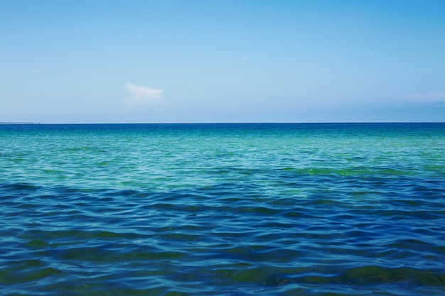 Foto vista al mar desde playa tropical con cielo soleado