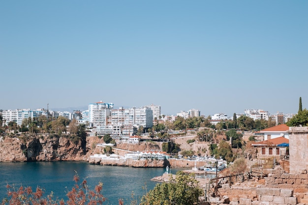 Vista al mar de las rocas de Antalya y la costa mediterránea desde el mar