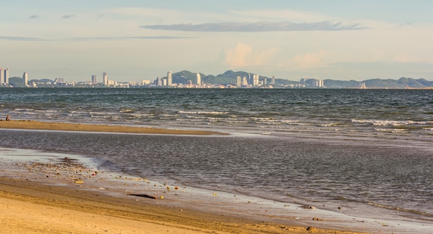 Foto vista al mar en la temporada de lluvias tailandia