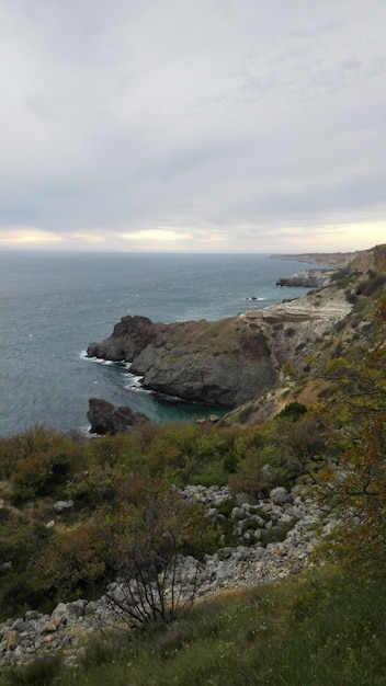 Vista al mar tranquilo y montañas