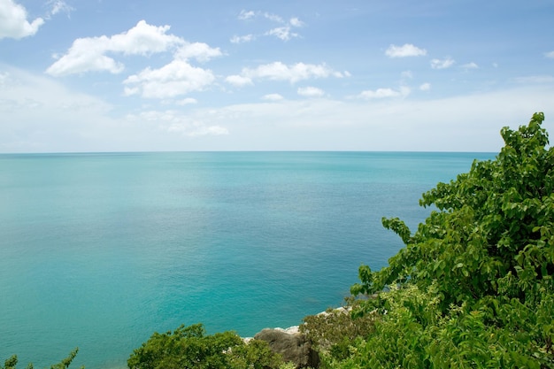 Vista al mar tropical