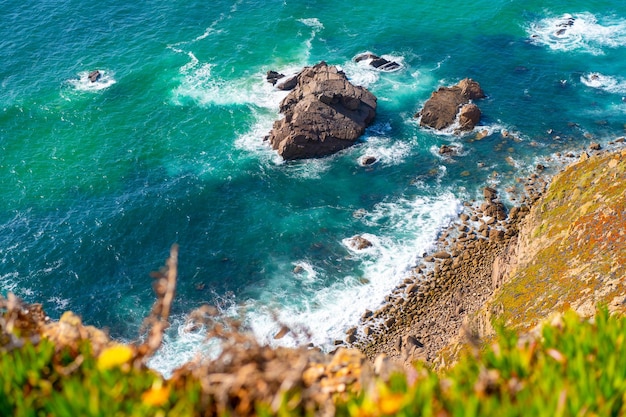 Vista al océano Atlántico con acantilado Vista de la costa atlántica en Portugal Cabo da Roca Día de verano