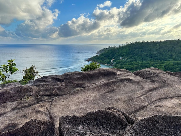 Vista al océano Índico desde la piedra de granito Mahe Seychelles