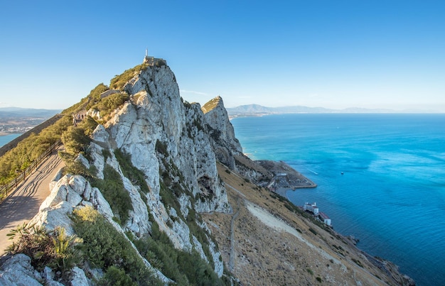 Foto vista al pico del peñón de gibraltar con mar