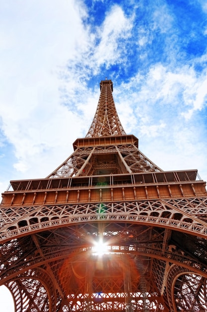 Vista al pie de la Torre Eiffel.París, Francia.