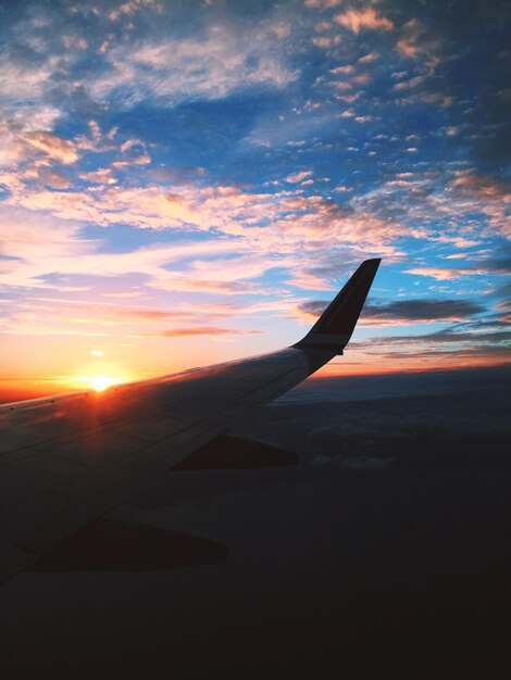 Foto vista del ala del avión al atardecer