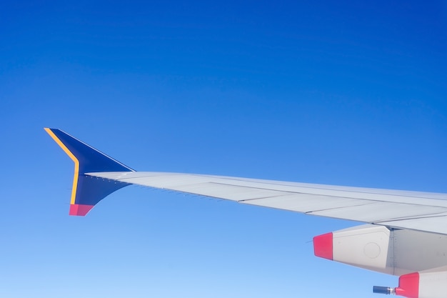 Vista del ala del avión desde el asiento de la ventana del avión