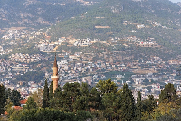 Foto vista de alanya con el minarete del pavo