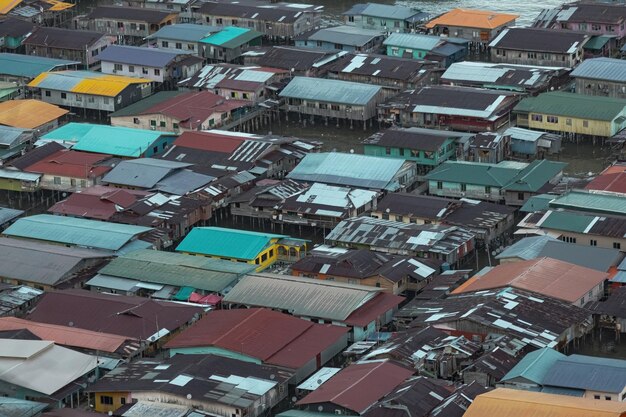 Foto vista de la aldea de agua desde la cima de la colina en borneo, malasia