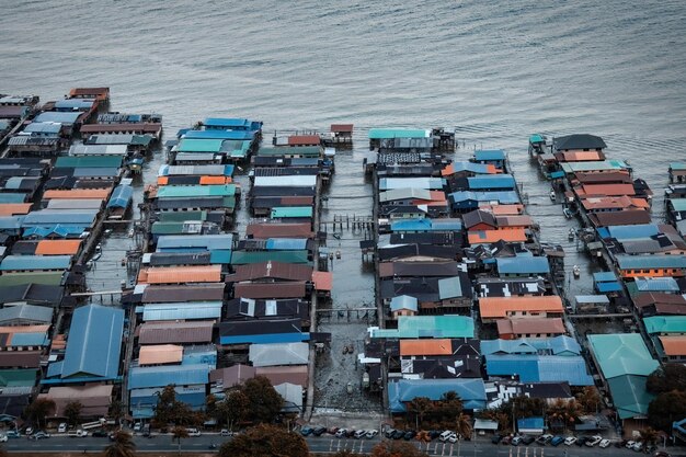 Foto vista de la aldea de agua desde la cima de la colina en borneo, malasia