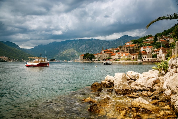 Vista de la aldea de Perast, un tesoro escondido en la costa de la bahía de Boka Kotor, Montenegro