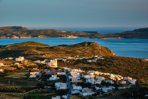 Vista de la aldea de Plaka en la isla de Milos al atardecer en Grecia