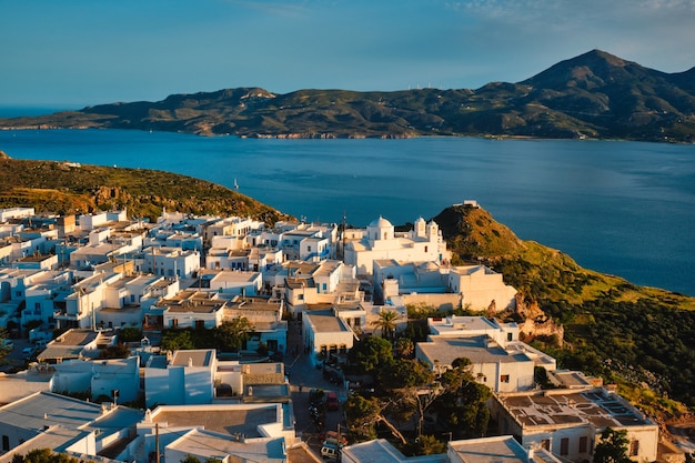 Vista de la aldea de plaka en la isla de milos al atardecer en grecia