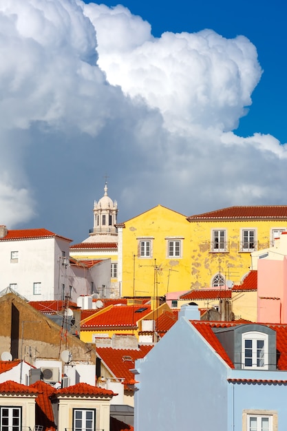 Vista de alfama, el distrito más antiguo de la ciudad vieja en la tarde soleada de lisboa portugal