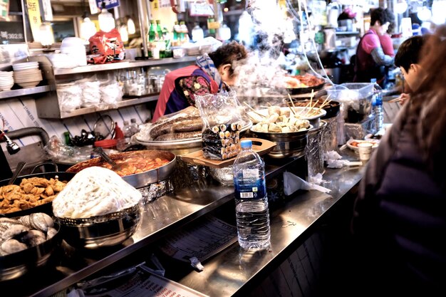Vista de los alimentos para la venta en la tienda