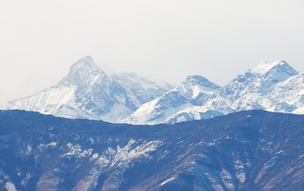 Vista de los Alpes italianos en el Valle de Aosta, Italia