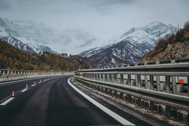 Vista de los Alpes a lo largo del camino hacia el túnel de Frejus