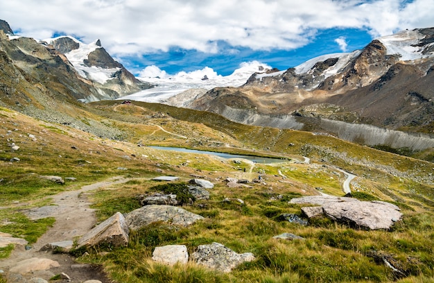 Foto vista de los alpes suizos cerca de zermatt