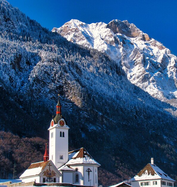 Vista de los Alpes suizos en primer plano una iglesia típica Suiza