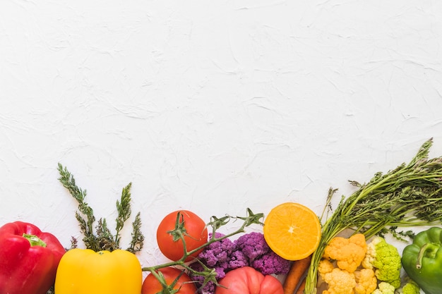 Foto vista alta ângulo, de, legumes frescos, branco, fundo