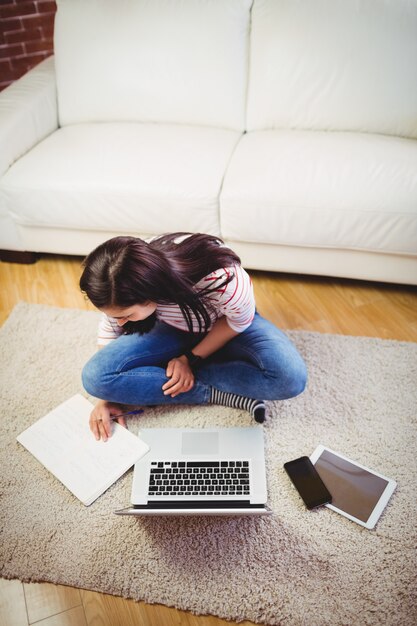 Vista alta ângulo, de, mulher, com, livro, e, laptop