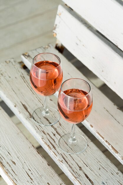 Foto vista alta deliciosos copos de vinho rosé