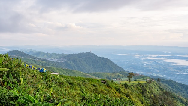 Vista alta del hermoso paisaje natural del cielo de la montaña y el bosque por la mañana en el mirador de la cima de la colina en las atracciones de Phu Thap Berk de la provincia de Phetchabun Tailandia, pantalla ancha 16: 9