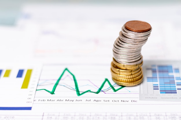 Vista alta pila de monedas en diagramas estadísticos