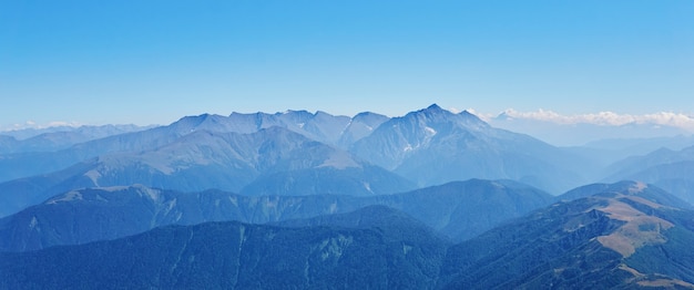 Vista de las altas cordilleras hasta el horizonte desde uno de los picos