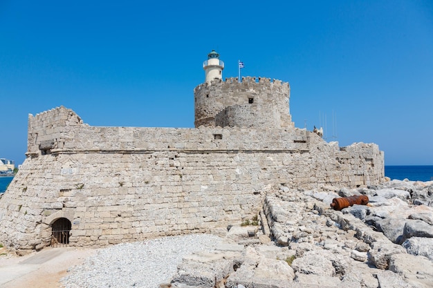 Vista alternativa do Forte de São Nicolau com o Farol no porto de Mandaki, ilha de Rodes, Grécia