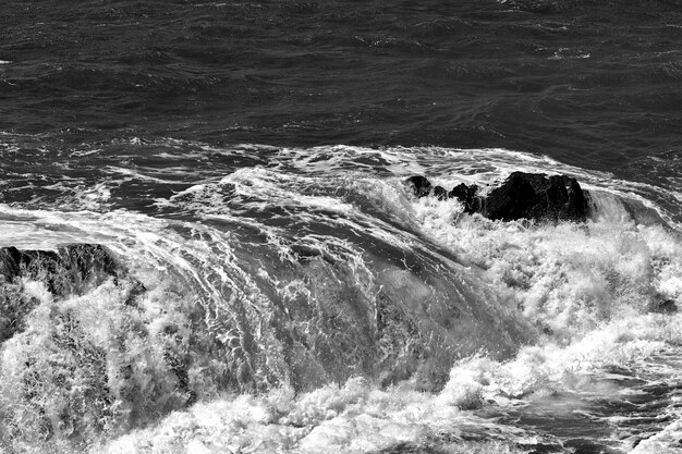 Foto vista de alto ángulo del agua que fluye en el mar