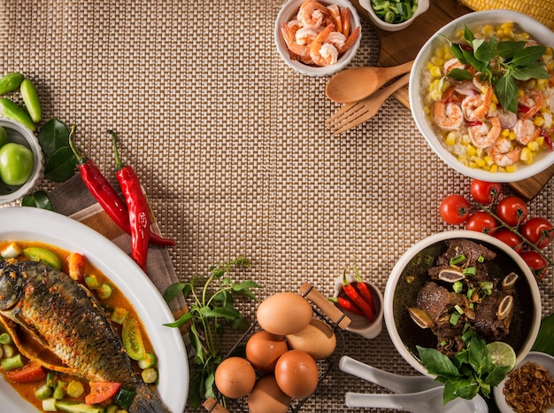 Vista de alto ángulo de los alimentos en la mesa