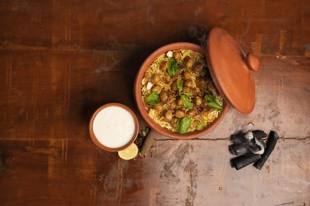 Vista de alto ángulo de los alimentos en la mesa