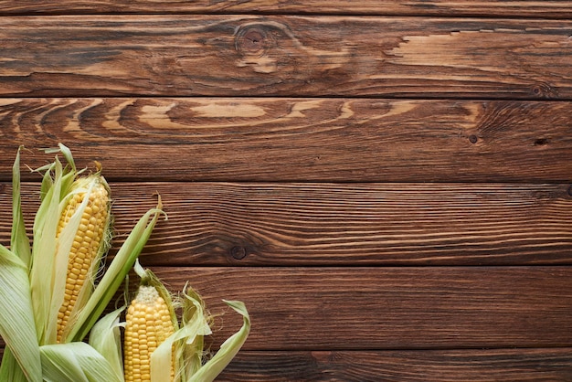 Vista de alto ángulo de los alimentos en la mesa