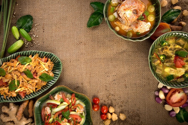 Vista de alto ángulo de los alimentos en la mesa