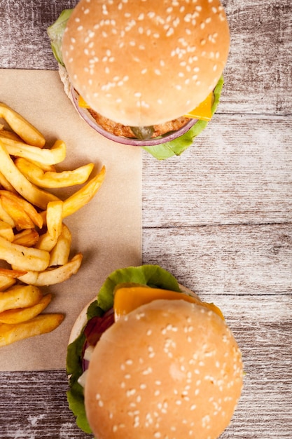 Vista de alto ángulo de los alimentos en la mesa