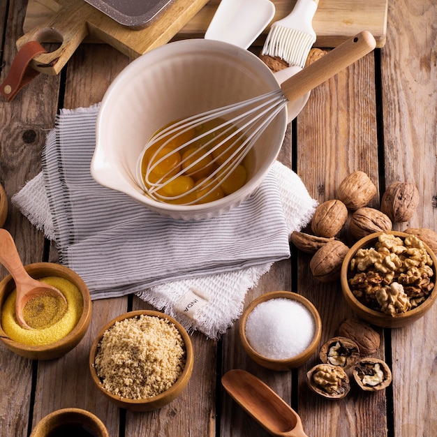 Vista de alto ángulo de los alimentos en la mesa