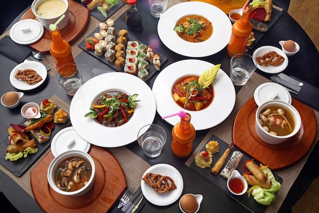 Vista de alto ángulo de los alimentos en la mesa