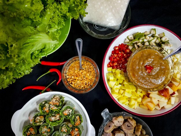 Vista de alto ángulo de los alimentos en la mesa