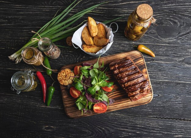 Vista de alto ángulo de los alimentos en la mesa