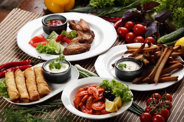 Vista de alto ángulo de los alimentos en la mesa