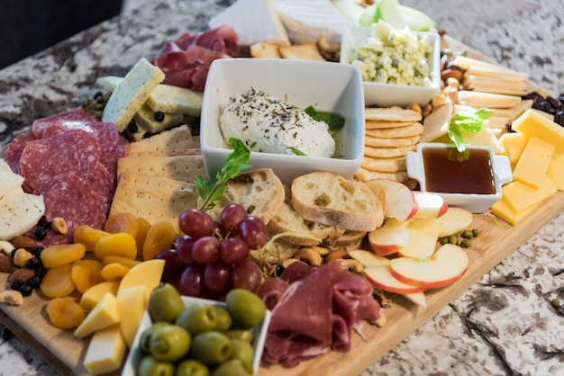 Vista de alto ángulo de los alimentos en la mesa