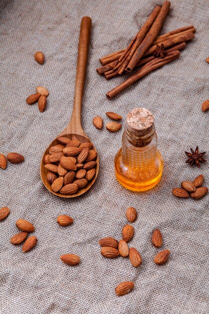 Foto vista de alto ángulo de almendras con especias