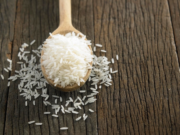 Vista de alto ángulo del arroz en cuchara en la mesa