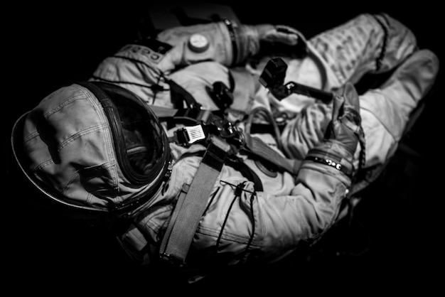 Vista en alto ángulo del astronauta contra un fondo negro