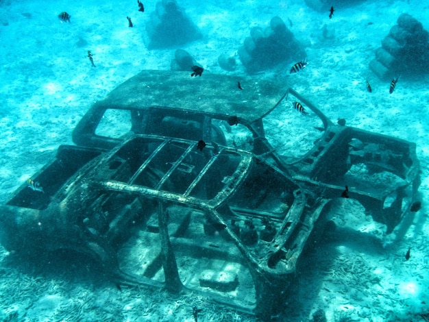 Foto vista de alto ángulo de automóviles dañados en el mar