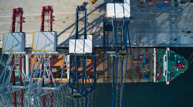 Foto vista de alto ángulo de un barco con grúas