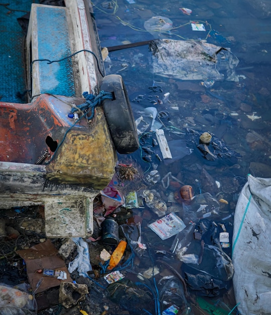 Vista en alto ángulo de la basura y los residuos plásticos en el agua